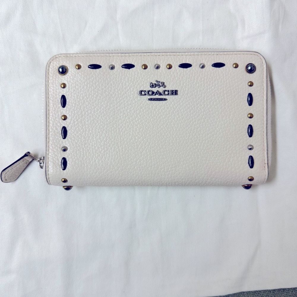 NWT Authentic Coach Prairie Riveted Medium zip around wallet in Chalk